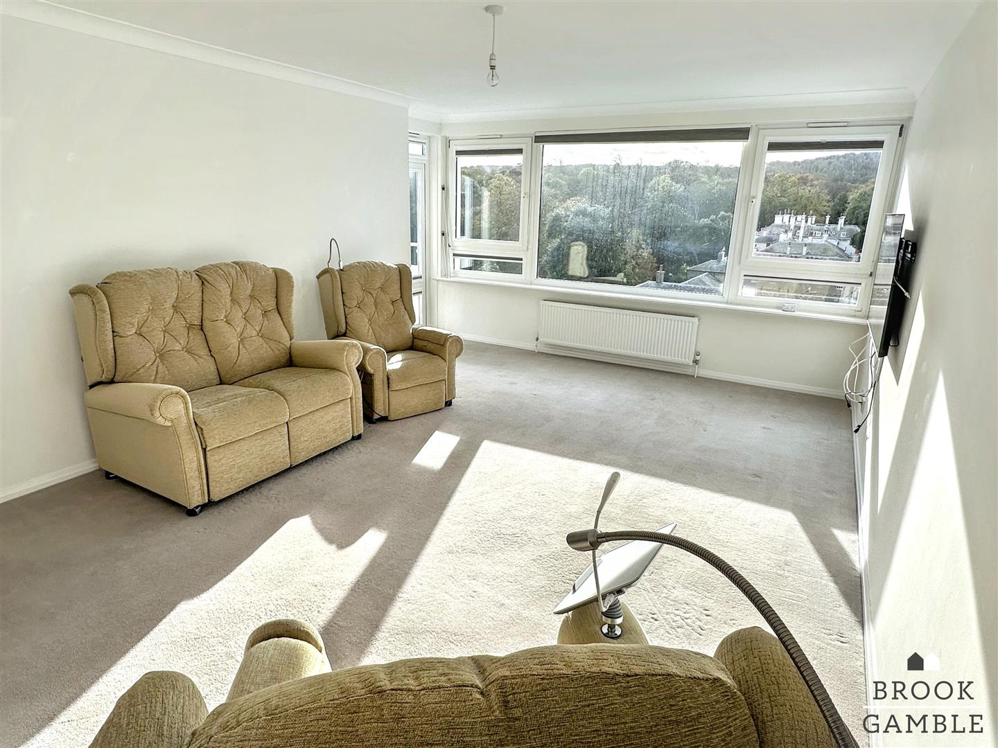2 Bedroom Flat - Purpose Built. Compton Place Road in Eastbourne,  4